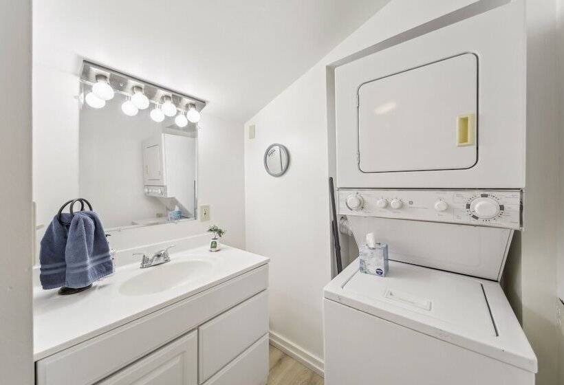 Pet Friendly Newman Lake Cottage W/ Beach Access!