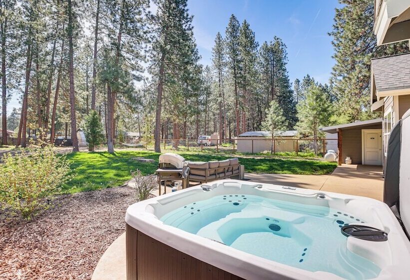 Pet Friendly Oregon Retreat W/ Patio & Hot Tub!
