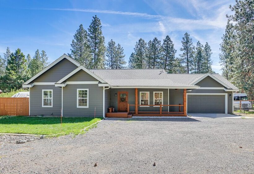 Pet Friendly Oregon Retreat W/ Patio & Hot Tub!