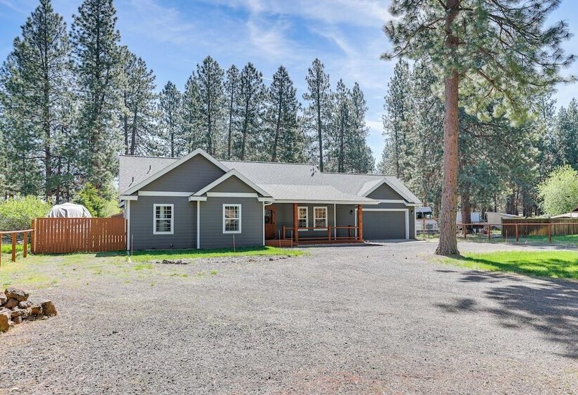 Pet Friendly Oregon Retreat W/ Patio & Hot Tub!