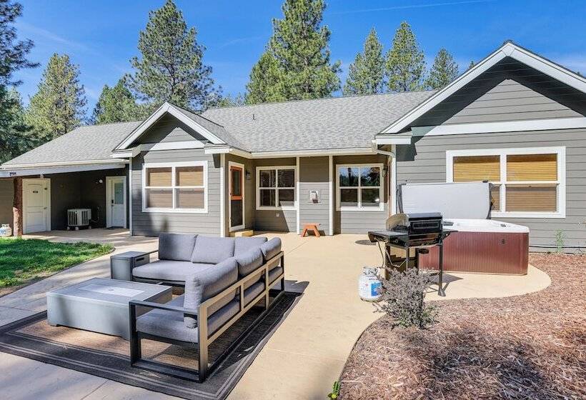 Pet Friendly Oregon Retreat W/ Patio & Hot Tub!