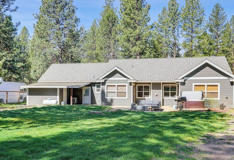 Pet Friendly Oregon Retreat W/ Patio & Hot Tub!