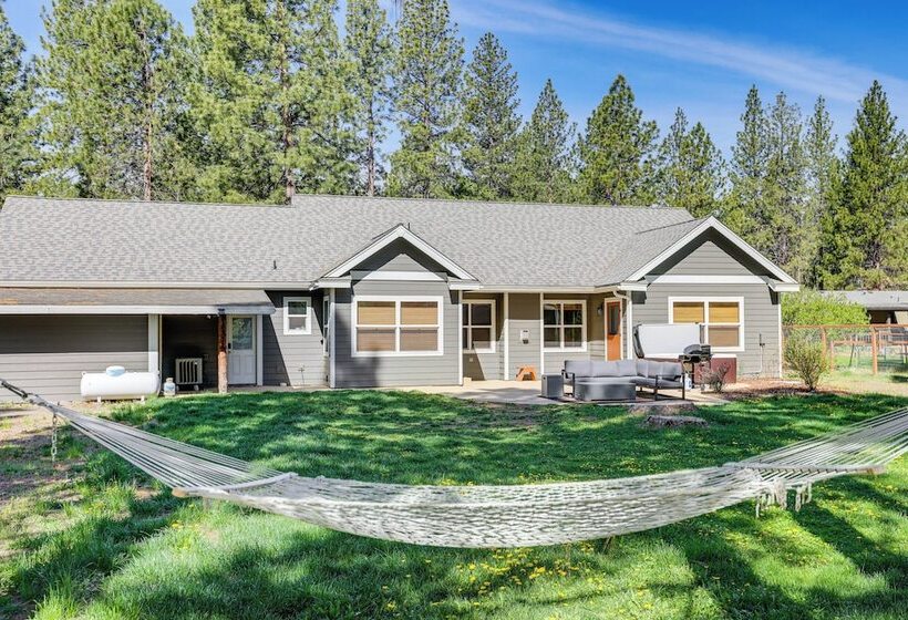 Pet Friendly Oregon Retreat W/ Patio & Hot Tub!