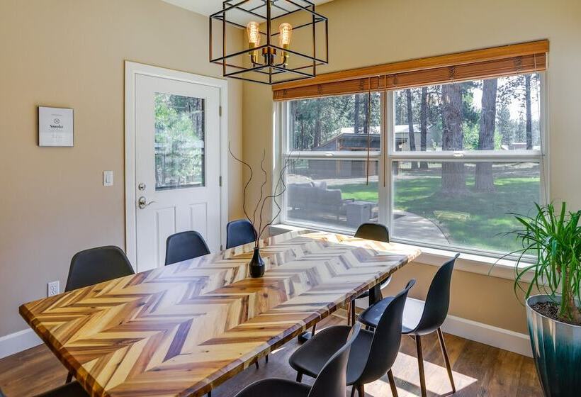 Pet Friendly Oregon Retreat W/ Patio & Hot Tub!