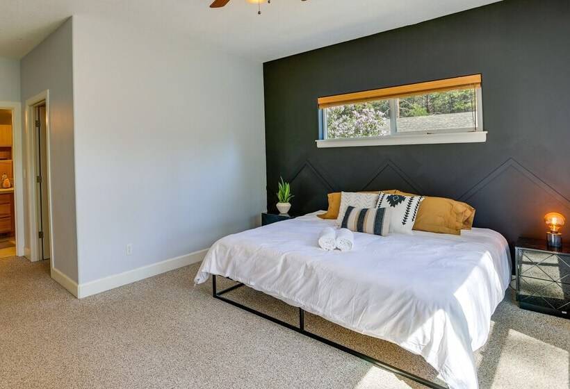 Pet Friendly Oregon Retreat W/ Patio & Hot Tub!
