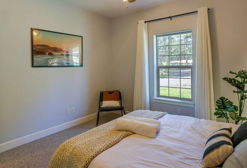 Pet Friendly Oregon Retreat W/ Patio & Hot Tub!