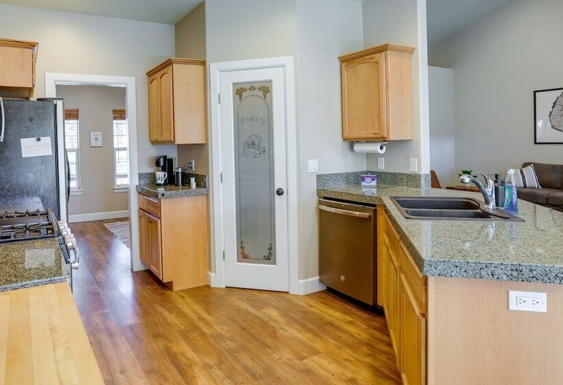 Pet Friendly Oregon Retreat W/ Patio & Hot Tub!