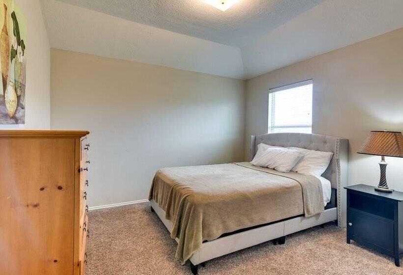 Pet Friendly Pearland Home ~ 21 Mi To Houston!