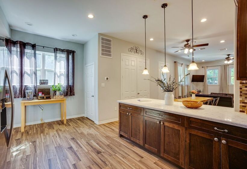 Pet Friendly Tomball Home: Walk To Main Street!