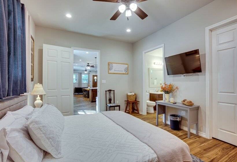 Pet Friendly Tomball Home: Walk To Main Street!