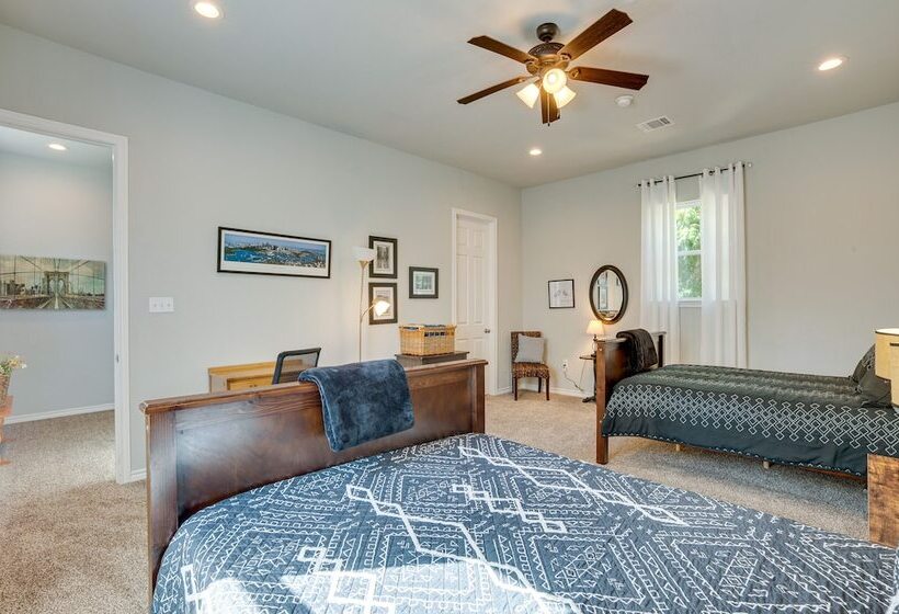 Pet Friendly Tomball Home: Walk To Main Street!