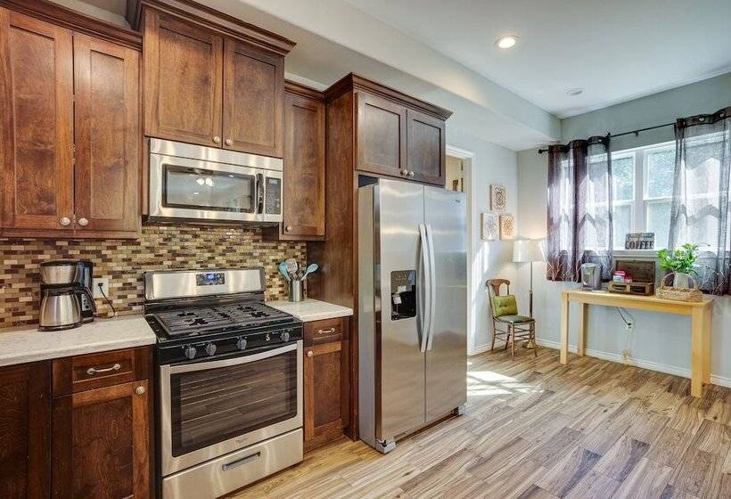 Pet Friendly Tomball Home: Walk To Main Street!