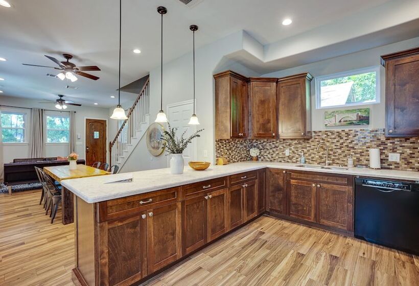 Pet Friendly Tomball Home: Walk To Main Street!