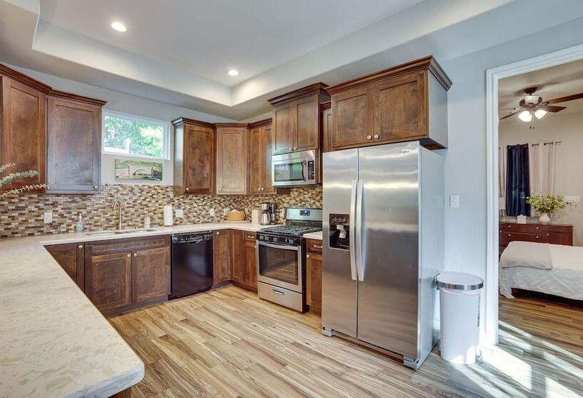 Pet Friendly Tomball Home: Walk To Main Street!