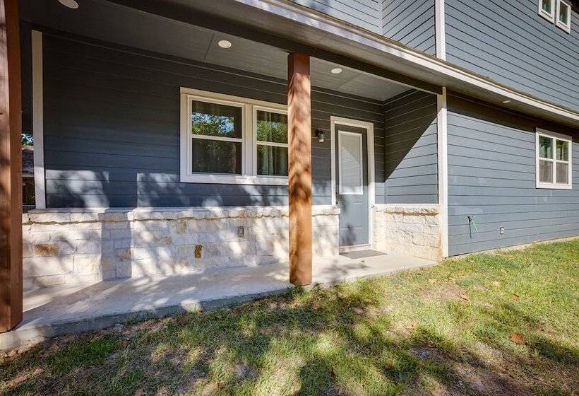 Pet Friendly Tomball Home: Walk To Main Street!