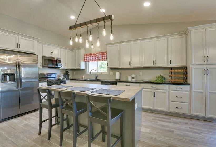 Pet Friendly Tucson Home W/ Gas Grill & Fire Pit!