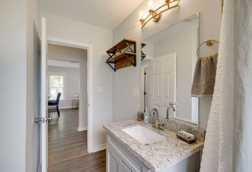 Port Neches Home Rental: Walk To Tugboat Island!