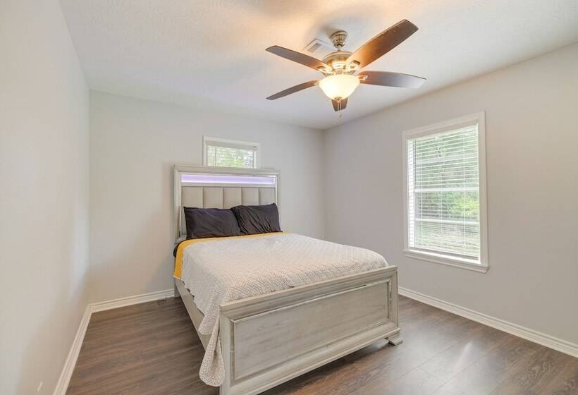 Port Neches Home Rental: Walk To Tugboat Island!