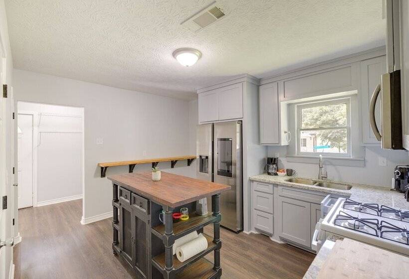 Port Neches Home Rental: Walk To Tugboat Island!