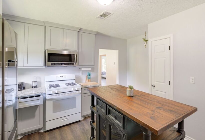 Port Neches Home Rental: Walk To Tugboat Island!