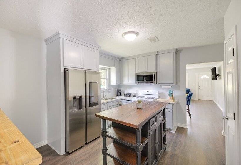 Port Neches Home Rental: Walk To Tugboat Island!