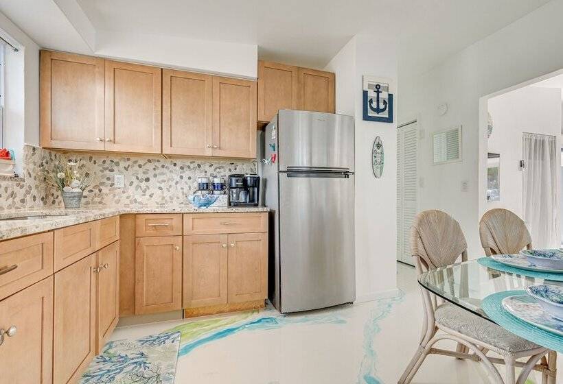 Hot Tub, Grill & Fire Pit: Port Richey Retreat