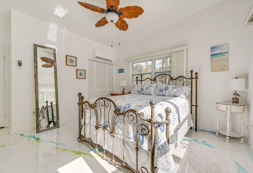 Hot Tub, Grill & Fire Pit: Port Richey Retreat