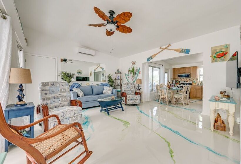 Hot Tub, Grill & Fire Pit: Port Richey Retreat