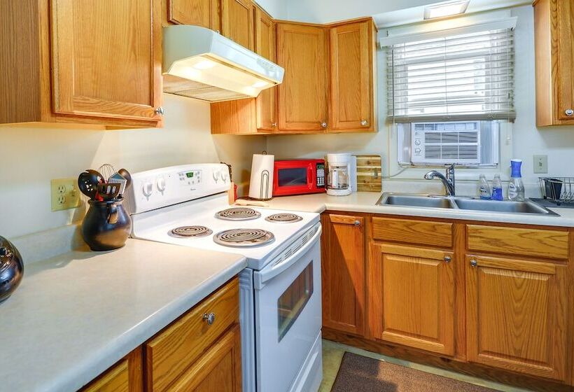 Quaint Cody Cottage W/ Grill: Walk To Downtown!
