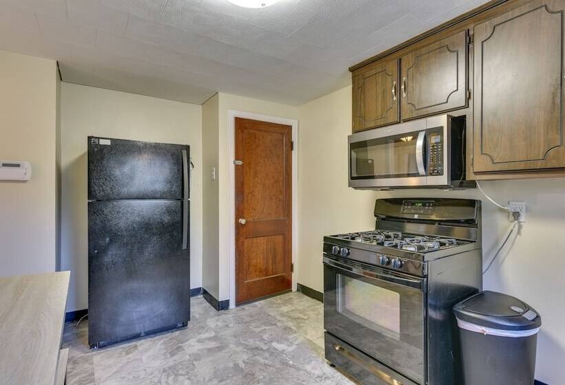 Quiet Cheektowaga Retreat: 23 Mi To Niagara Falls!