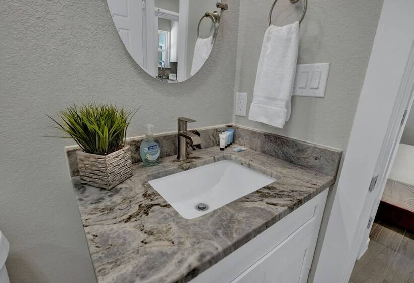 Red Door Movie Lounge Casita