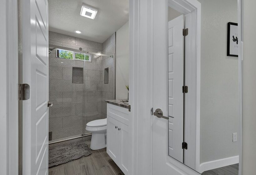 Red Door Movie Lounge Casita