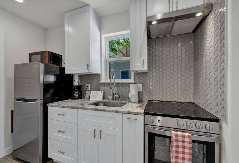 Red Door Movie Lounge Casita