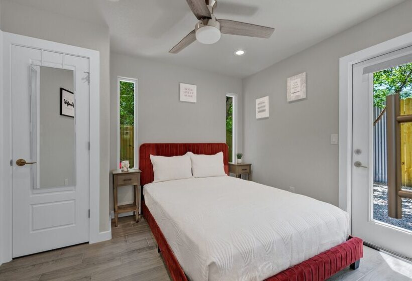 Red Door Movie Lounge Casita