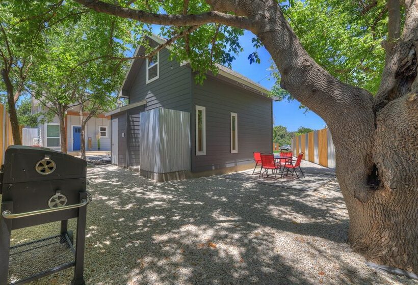 Red Door Movie Lounge Casita