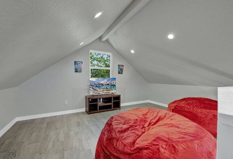 Red Door Movie Lounge Casita