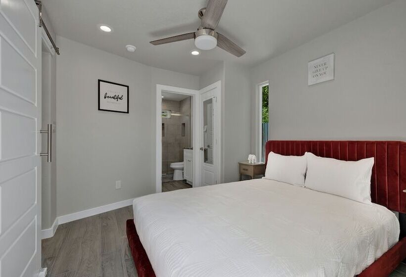 Red Door Movie Lounge Casita