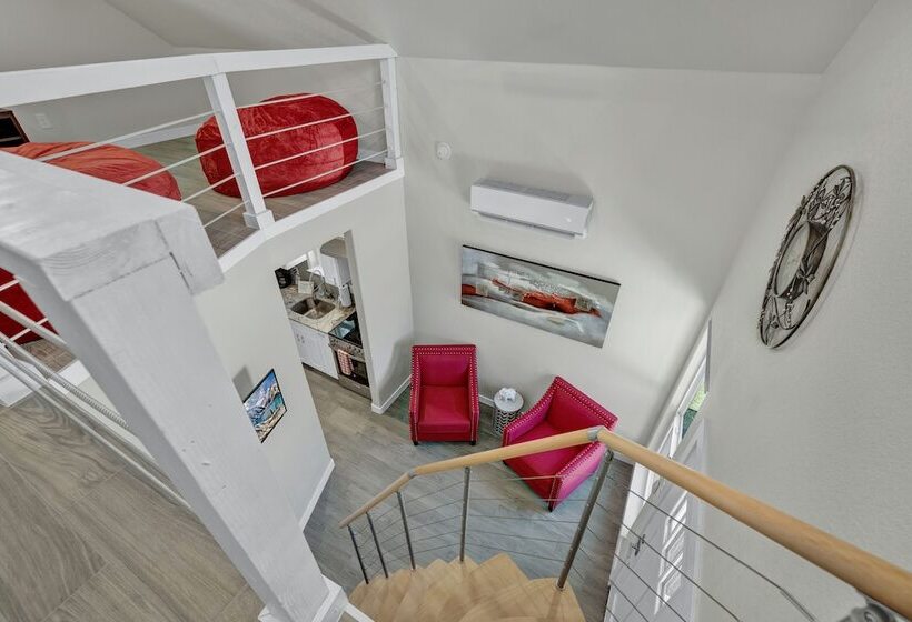 Red Door Movie Lounge Casita