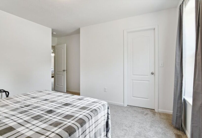 Reeds Spring Home: 4 Mi To Table Rock Lake!