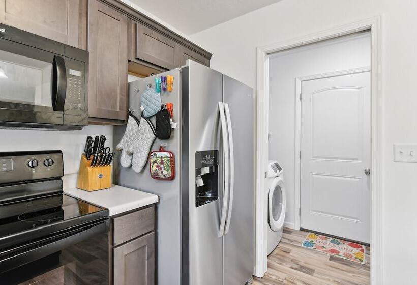 Reeds Spring Home: 4 Mi To Table Rock Lake!