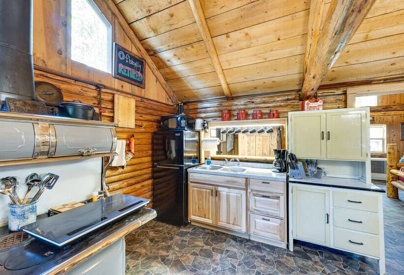 Remote Escape: Klamath Falls Cabin By Lake & Hikes