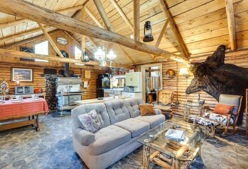 Remote Escape: Klamath Falls Cabin By Lake & Hikes