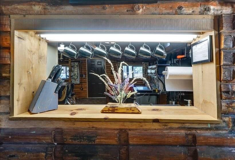 Remote Escape: Klamath Falls Cabin By Lake & Hikes