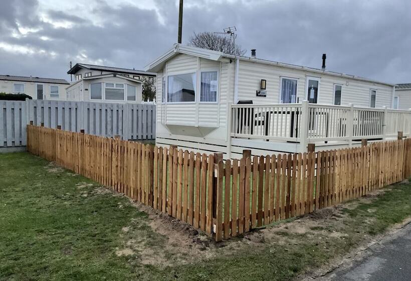 住所  2 Brightholme 6 Berth Enclosed Garden
