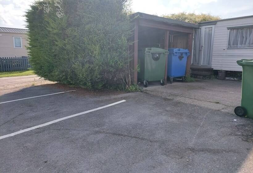 住所  2 Brightholme 6 Berth Enclosed Garden
