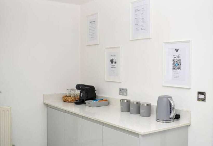 اقامتگاه Amazing 4br Near Hospital, Free Parking, Sleeps 10