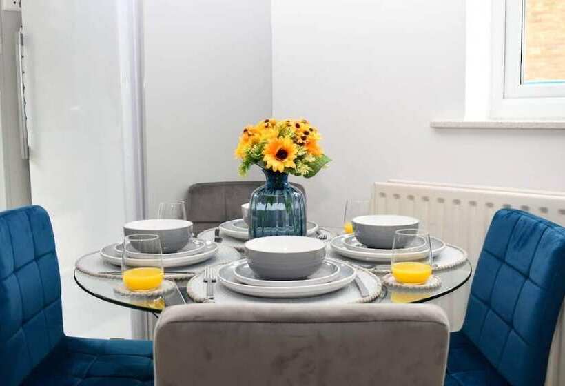 레지던스 Amazing 4br Near Hospital, Free Parking, Sleeps 10