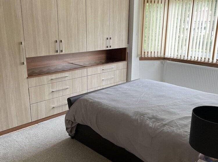 إقامة Beautiful 5 Bed House In Walsall