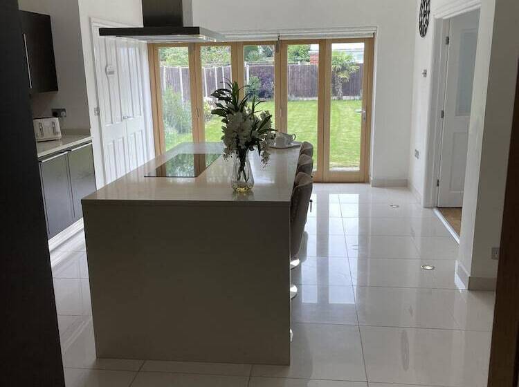 إقامة Beautiful 5 Bed House In Walsall