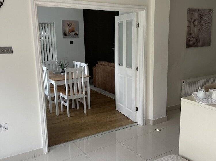 إقامة Beautiful 5 Bed House In Walsall